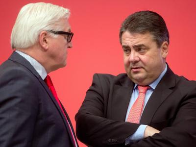 Frank-Walter Steinmeier (L) im Gespräch mit Sigmar Gabriel. Foto: Kay Nietfeld Steinmeier und Gabriel