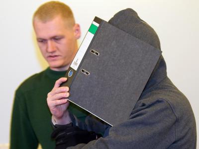 Weil er sich im Jobcenter schlecht behandelt fühlt, greift ein 34-Jähriger zum Hammer und versucht, seine Sachbearbeiterin zu töten. Dafür muss er nun für lange Zeit hinter Gitter. Foto: Peter Endig Urteil nach Hammerattacke