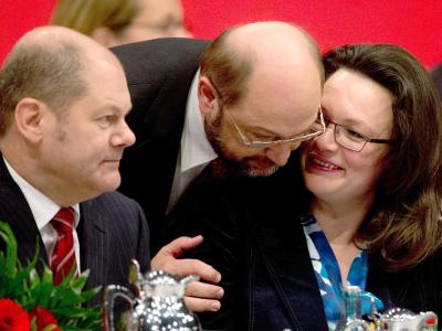 Olaf Scholz (l), Hamburgs Erster Bürgermeister und SPD-Vize, Martin Schulz, Präsident des europäischen Parlaments und Beauftragter des SPD-Parteivorstandes für die EU, und SPD-Generalsekretärin Andrea Nahles. Foto: Kay Nietfeld Scholz, Schulz und Nahles