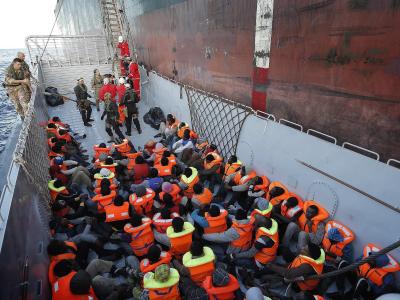 Vor Lampedusa aufgegriffene Flüchtlinge werden zu einem Schiff gebracht. Die SPD fordert in einem Leitantrag eine humanere Flüchtlingspolitik in Europa. Foto: Giuseppe Lami/Archiv Flüchtlinge vor Lampedusa