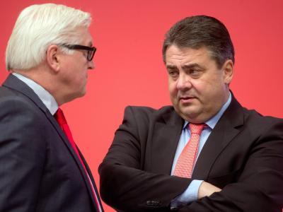 Kaum haben sie ihren schwierigen Parteitag hinter sich gebracht, geht es bei den Koalitionsgesprächen weiter. Fraktionsvorsitzender Steinmeier (l.) und SPD-Chef Gabriel. Foto: Kay Nietfeld Gabriel, Steinmeier