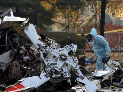 Ein Ermittler untersucht die Trümmer des verimglückten Helikopters. Foto: Jeon Heon-Kyun Absturzstelle