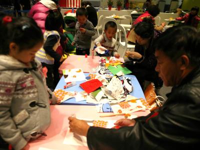In Shenyang in der Provinz Liaoning spielen Kinder in einem Laden. Foto: Wu Hong Kinderladen