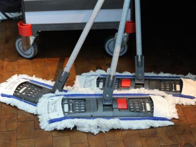 Eine Mindestlohnkommission soll die Entwicklung der Lohnuntergrenze steuern. Foto: Jens Kalaene Putzzeug