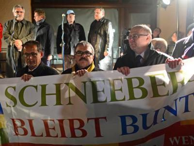 Die Zahl der Gegendemonstranten überstieg den Zulauf bei den Rechten. Foto: Hendrik Schmidt Demonstrationen in Schneeberg