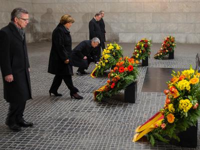 Verteidigungsminister Thomas de Maiziere (l-r), die stellvertretende Bundestagspräsidentin Ulla Schmidt, Bundespräsident Joachim Gauck, der Präsident des Bundesrates, Stephan Weil, und der Präsident des Bundesverfassungsgerichts, Andreas Voßkuhle, in der Kranzniederlegung zum Volkstrauertag