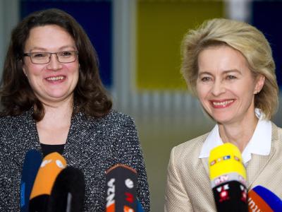 Die amtierende Bundesministerin für Arbeit und Soziales, Ursula von der Leyen (CDU, r), und die SPD-Generalsekretärin Andrea Nahles sprechen mitJournalisten. Foto: Ole Spata Koalitionsverhandlungen