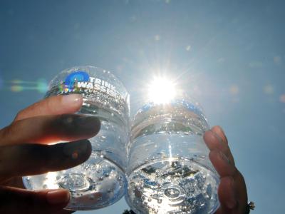 Aus Gesundheitsgründen dürfen pro Liter Wasser ab 1. Dezember nicht mehr als 0,01 Milligramm Blei enthalten sein. Foto: Uli Deck/Archiv Becher mit Trinkwasser
