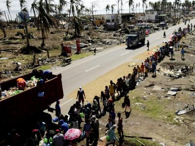 Im philippinischen Tacloban stehen Taifun-Opfer Schlange für Nahrungsmittel. Foto: Ritchie B. Tongo Schlangestehen