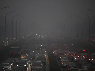 Smog in der Abenddämmerung von Peking: Der CO2-Ausstoß steigt weltweit weiter. Foto: How Hwee Young/Archiv Smog in Peking