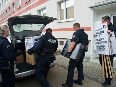 Nach der Durchsuchung einer Wohnung im brandenburgischen Lübbenau im Juni 2012. Foto: Patrick Pleul / Archiv Durchsuchung