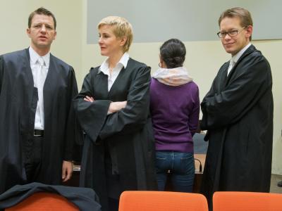 Die Angeklagte Beate Zschäpe (2.v.r.) mit ihren Anwälten. Foto: Peter Kneffel NSU-Prozess