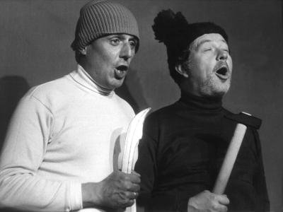 Die Kabarettisten Dieter Hildebrandt (l) und Klaus Havenstein in einer Szene des Progamms Dieter Hildebrandt und Kalus Havenstein