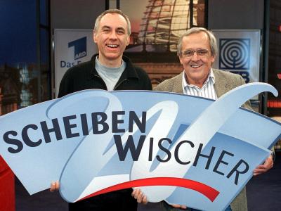 Gemeinsam mit Bruno Jonas steht Dieter Hildebrandt (r) am 6.3.2000 im Studio der Sendung Hildebrandt mit Jonas