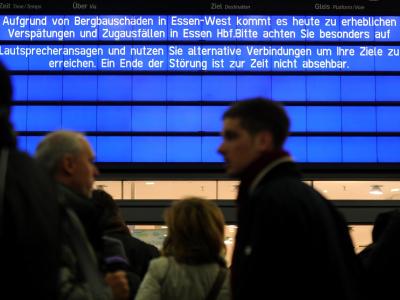 Wegen eines Bergbauschadens unter den Gleisen kommt es zu Behinderungen auf den Zugstrecken im Raum Essen. Foto: Marius Becker Bergschaden behindert Zugverkehr