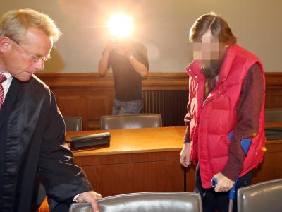 Die Staatsanwaltschaft geht davon aus, dass der 54-Jährige sein Auto mit voller Absicht gegen einen Baum fuhr, um sich und seine Frau zu töten. Foto: Jan Woitas/Archiv Prozess in Leipzig