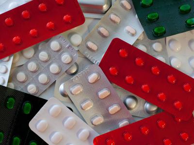 Tabletten liegen auf dem Tisch einer Apotheke . Foto: Patrick Pleul/Archiv Pillen und Tabletten