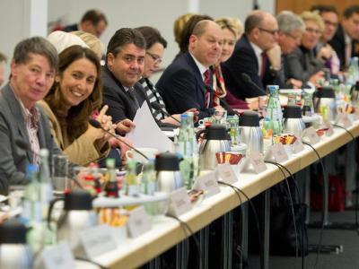 Die Spitze der SPD mit SPD-Chef Sigmar Gabriel bei den Koalitionsgesprächen in Berlin. Foto: Ole Spata Koalitionsverhandlungen