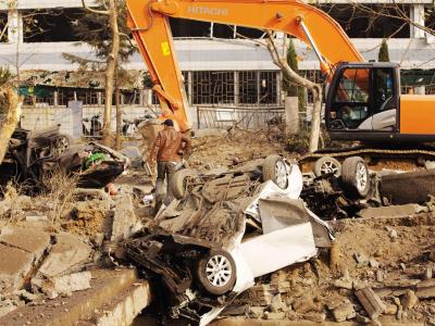 Autos wurden hochgeschleudert oder zerquetscht. Foto: Li Li Autowrack