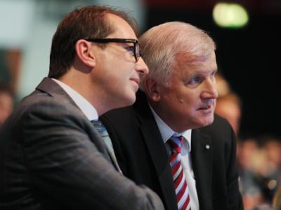 Machtzentrum der CSU: Der bayerische Ministerpräsident Horst Seehofer mit Generalsekretär Alexander Dobrindt. Foto: Tobias Hase CSU-Parteitag