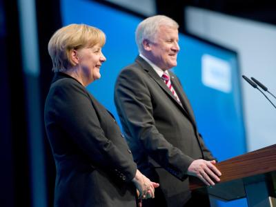 Horst Seehofer und Angela Merkel beim Parteitag der CSU. Foto: Tobias Hase CSU-Parteitag