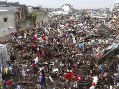 Die Stadt Tacloban gleicht noch immer einer Trümmerlandschaft. Die Zahl der Toten nach Taifun «Haiyan» ist auf 5235 gestiegen. Foto: Rolex Dela Pena Taifun «Haiyan»