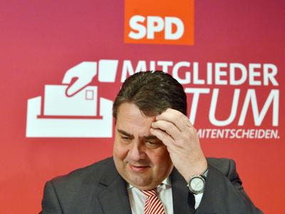 Harte Arbeit für den SPD-Bundeschef: Parteimitglieder löchern Gabriel mit kritischen Fragen zur geplanten großen Koalition. Foto: Uli Deck Sigmar Gabriel