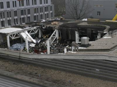 Ein Expertenteam sollte entscheiden, ob die Suche trotz der Einsturzgefahr fortgesetzt werden kann. Foto: Valda Kalnina Blick aufs Dach