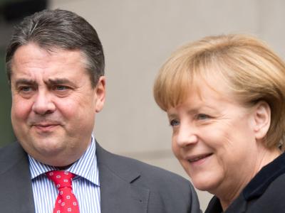 SPD-Chef Gabriel begrüßt Kanzlerin Merkel vor dem Willy-Brandt-Haus in Berlin. Foto: Maurizio Gambarini/Archiv Merkel und Gabriel