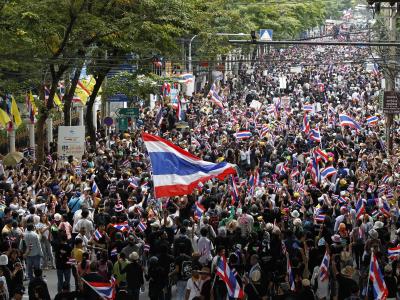 Über 100 000 Demonstranten ziehen mit Fahnen und Trillerpfeifen durch die thailändische Hauptstadt. Foto: Narong Sangnak Massenproteste in Bangkok