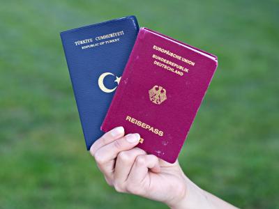 Die Frage nach dem Doppelpass spaltet Union und SPD. Ein paar Kompromiss-Ideen sind im Gespräch. Die Türkische Gemeinde hält all das für völlig untauglich und mahnt: Keine halben Sachen. Foto: Daniel Bockwoldt Reisepässe