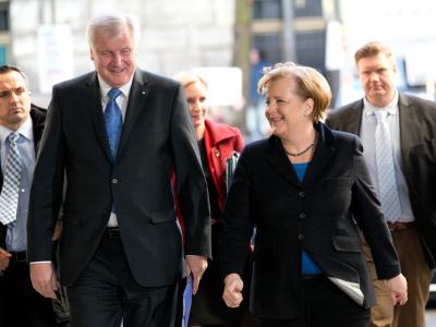 CSU-Chef Horst Seehofer und die amtierende Bundeskanzlerin Angela Merkel kommen ins Willy-Brandt-Haus zu den Koalitionsverhandlungen mit der SPD. Foto: Kay Nietfeld Seehofer und Merkel