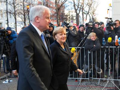 Die Entscheidungen sollen in einer Sitzung der großen Verhandlungsgruppe mit etwa 75 Teilnehmern fallen - möglicherweise erst tief in der Nacht. Foto: Hannibal Seehofer und Merkel