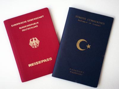 Wer als Kind ausländischer Eltern in Deutschland geboren und aufgewachsen ist, soll auf Dauer die doppelte Staatsbürgerschaft bekommen und sich nicht länger als junger Erwachsener für einen der beiden Pässe entscheiden müssen. Foto: dpa Reisepässe