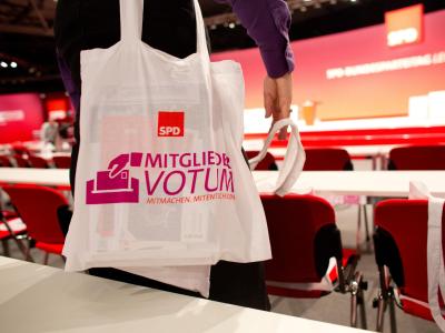 Schon 50 000 SPD-Mitglieder könnten ausreichen, um die Koalition zu verhindern. Foto: Kay Nietfeld SPD-Bundesparteitag