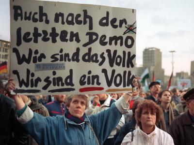 Der Spruch «Wir sind ein Volk» gehört dem Volk. Foto: Frank Kleefeldt/Archiv «Wir sind das Volk»