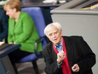 Hans-Christian Ströbele von den Grüenen spricht im Bundestag. Der Opposition soll eine angemessene Redezeit eingeräumt werden. Foto: Maurizio Gambarini Stimme der Opposition