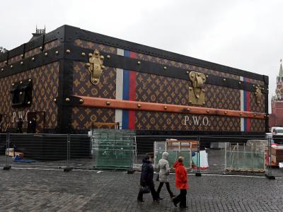 10 Meter hoch und 34 Meter breit: Aufgestellt hat den Riesenkoffer das Modeunternehmen Louis Vuitton in Zusammenarbeit mit dem Nobelkaufhaus GUM. Foto: Sergei Ilnitsky Riesenkoffer