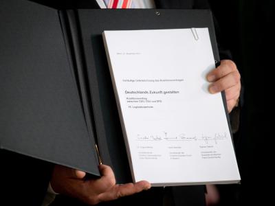 «Detschlands Zukunft gestalten»: Der vorläufig unterzeichnete Koalitionsvertrag. Foto: Kay Nietfeld Koalitionsvertrag