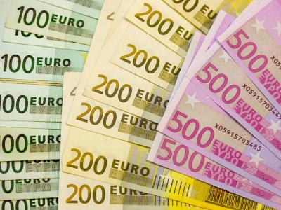 Union und SPD haben sich auf einen Finanzrahmen geeinigt - 23 Milliarden Euro mehr. Foto: Patrick Pleul Euro-Geldscheine