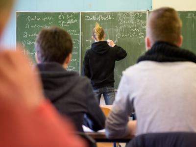 Die Union wollte sich nicht auf die SPD-Forderung nach einem zweiten Bundesprogramm zum Ausbau der Ganztagsschulen einlassen. Foto: Julian Stratenschulte Klassenzimmer