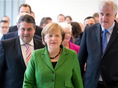 Angela Merkel umringt von Sigmar Gabriel und Horst Seehofer. Foto: Kay Nietfeld Angela Merkel