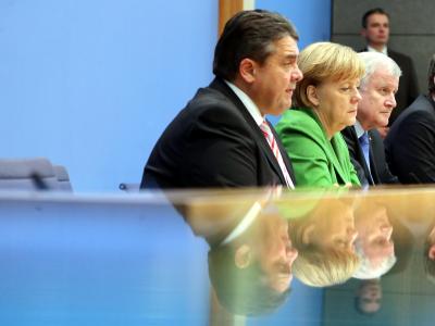 Der SPD-Parteivorsitzende Gabriel (v.l.n.r.), Kanzlerin Merkel und der CSU-Vorsitzende Seehofer während der Vorstellung des Koalitionsvertrages bei der Bundespressekonferenz in Berlin. Foto: Wolfgang Kumm/dpa Koalitionsvertrag