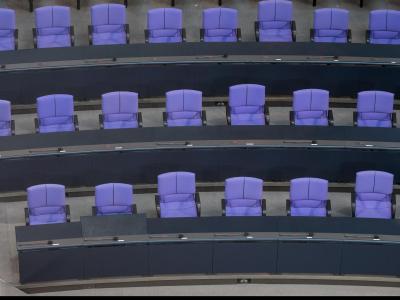 Leere Regierungsbank im Bundestag: Wer wird was im neuen Bundeskabinett? Diese Frage bleibt erstmal unbeantwortet.Foto: Hannibal Regierunsbank