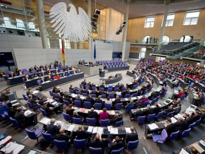 Der Bundestag billigt im Eilverfahren eine Gesetzesvorlage, die die Länder eingebracht haben. Foto: Ole Spata Sondersitzung des Bundestages