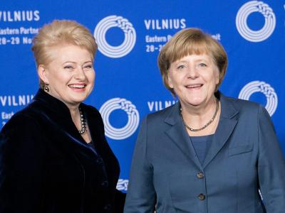 Litauens Präsidentin Dalia Grybauskaite und Kanzlerin Merkel bei der Ankunft in Vilnius. Foto: Andrius Ufartas Merkel in Vlnius