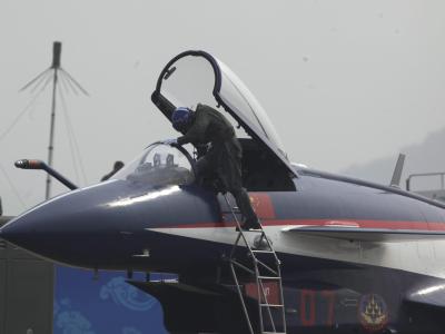 Die Spannungen im Ostchinesischen Meer wachsen. Während Japan, Südkorea und die USA die neu geschaffene Luftraumzone Chinas ignorieren wollen, schickt die chinesische Luftwaffe Kampfjets los. Foto: Ym Yik/Archiv Chinesischer Kampfjet