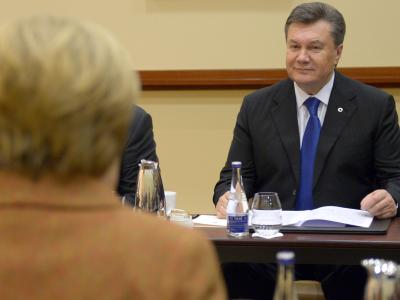 Kanzlerin Angela Merkel und der ukrainische Präsident Viktor Janukowitsch treffen sich zum Gespräch in Vilnius. Foto: Rainer Jensen Merkel beim EU-Gipfel in Vilnius