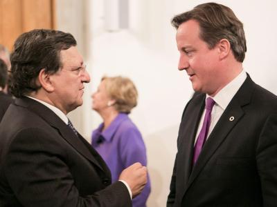 Großbritanniens Premier Cameron (r) führt den britisch-europäischen Rosenkrieg weiter - und beschwert sich bei EU-Kommissionspräsident Barroso (l): Nicht gewählte EU-Kommissare dürften sich nicht in die Politik der Mitgliedsländer einmischen. Foto: Andriu José Manuel Barroso und David Cameron
