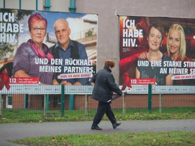 Plakate der Antidiskriminierungskampagne der Bundeszentrale für gesundheitliche Aufklärung «Positiv zusammen leben» hängen in Stralsund. Foto: Stefan Sauer Kampagne für mehr Toleranz